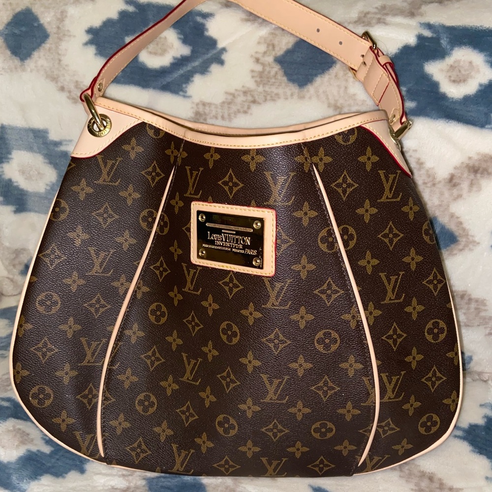 Hobo style shoulder bag